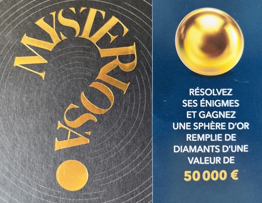 Couverture noire et dorée du livre MYSTERIOSA avec son bandeau bleu
