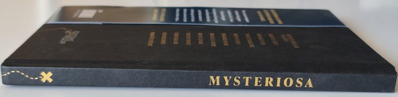 Tranche noire du livre MYSTERIOSA avec titre et logo dorés